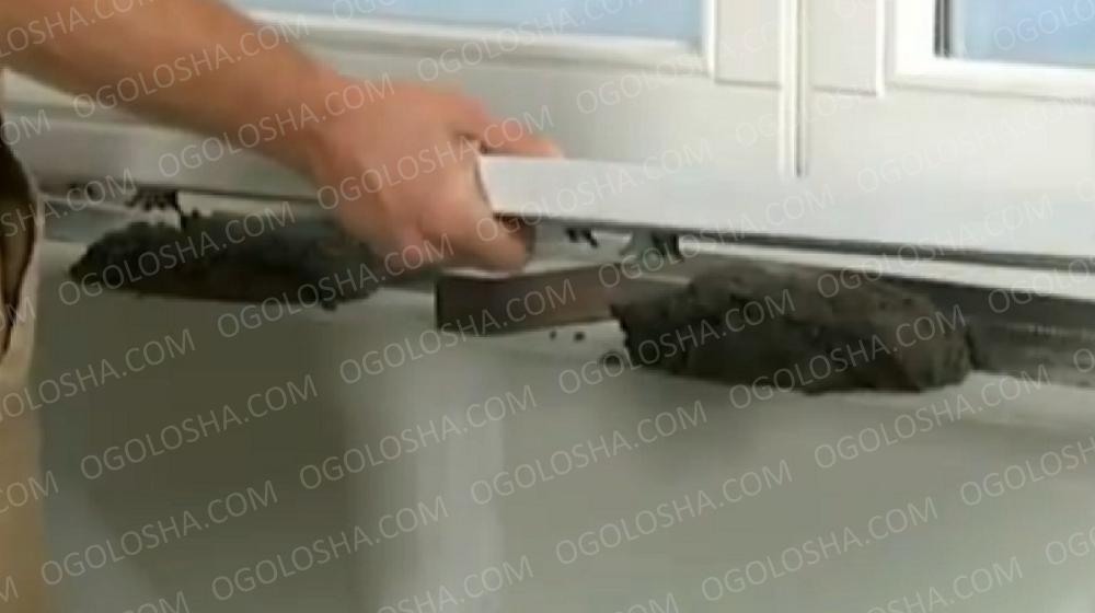 Установка подоконника на балконе с помощью кронштейнов..