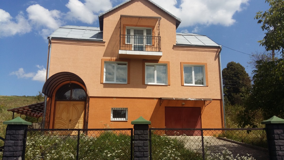 продам двоповерховий цегляний утеплений дім з меблями