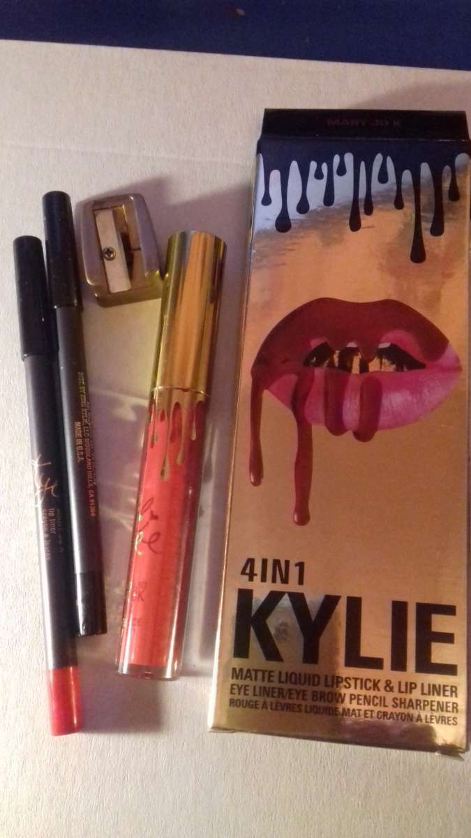 Матовая жидкая помада 4в1 Kylie.