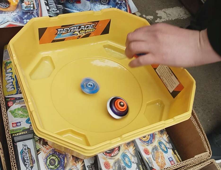 Бейблейд 3й сезон! Арена с двумя волчками, надпись Beyblade