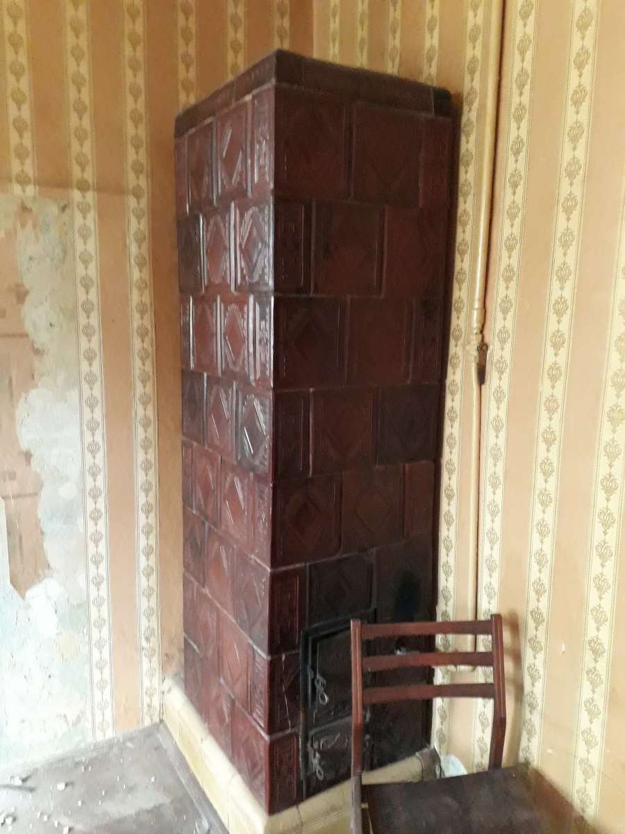 Дві кахельні пічки (п'єци)