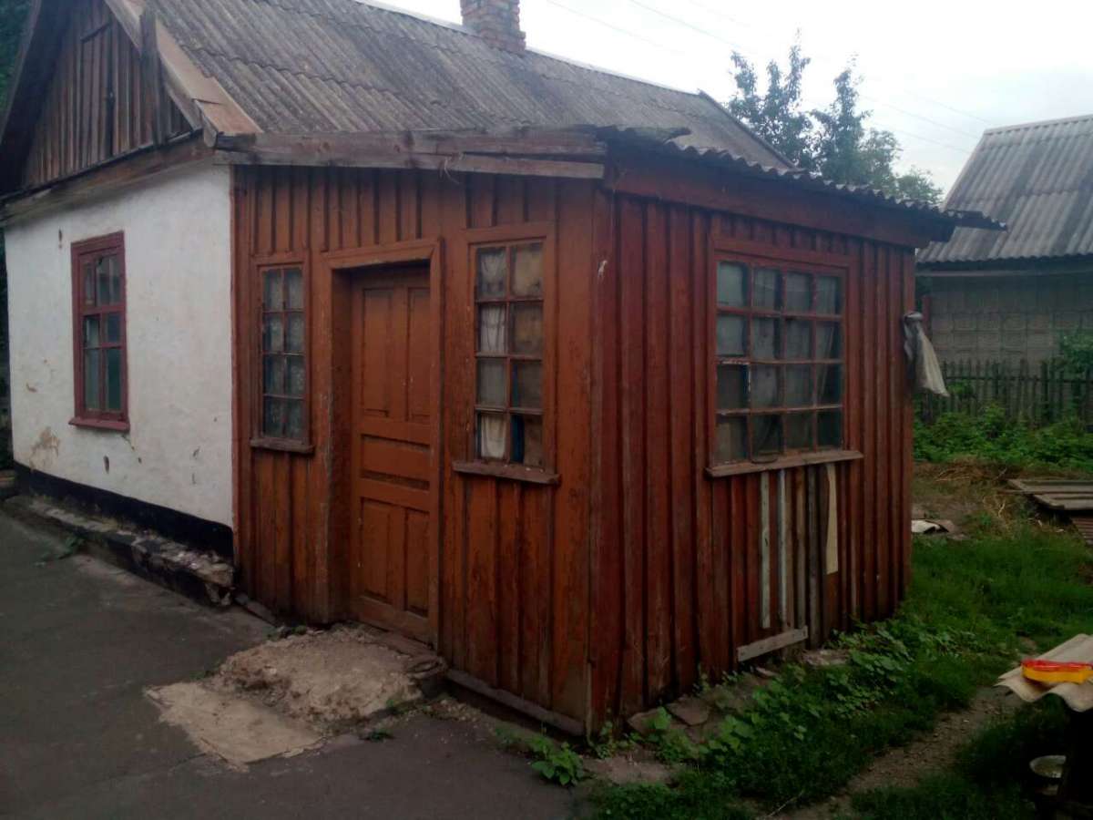 Продам дом в Дзержинском районе с большим участком, под застройку.
