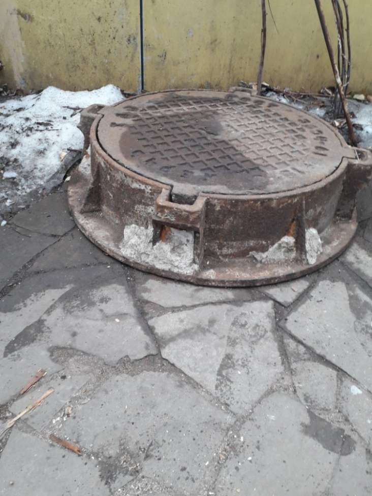 Продам люк чугунный канализационный.